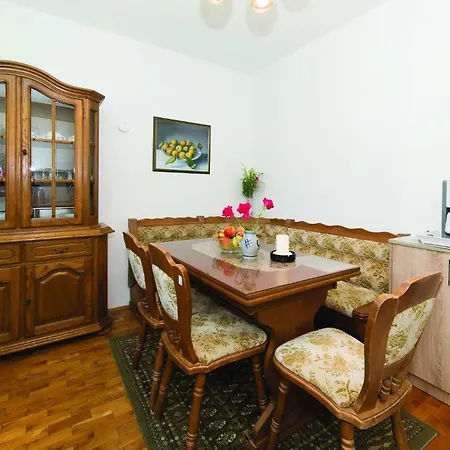 2 Bedroom Awesome In Okrug Gornji