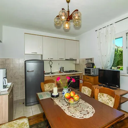 Apartment 2 Bedroom Awesome In Okrug Gornji *