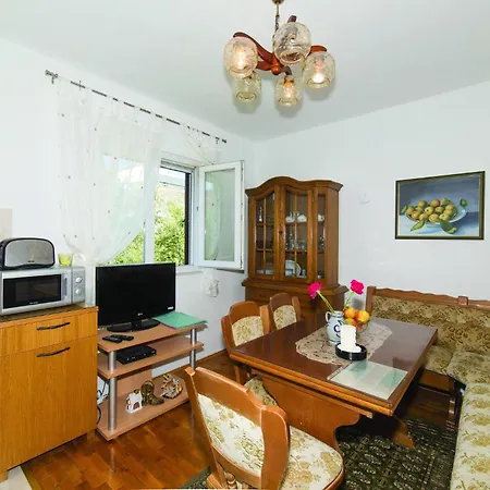 2 Bedroom Awesome In Okrug Gornji Apartment Trogir