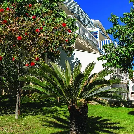 Apartment 2 Bedroom Awesome In Okrug Gornji