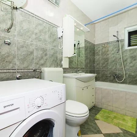 2 Bedroom Awesome In Okrug Gornji