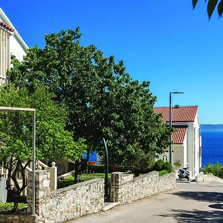 Apartment 2 Bedroom Awesome In Okrug Gornji